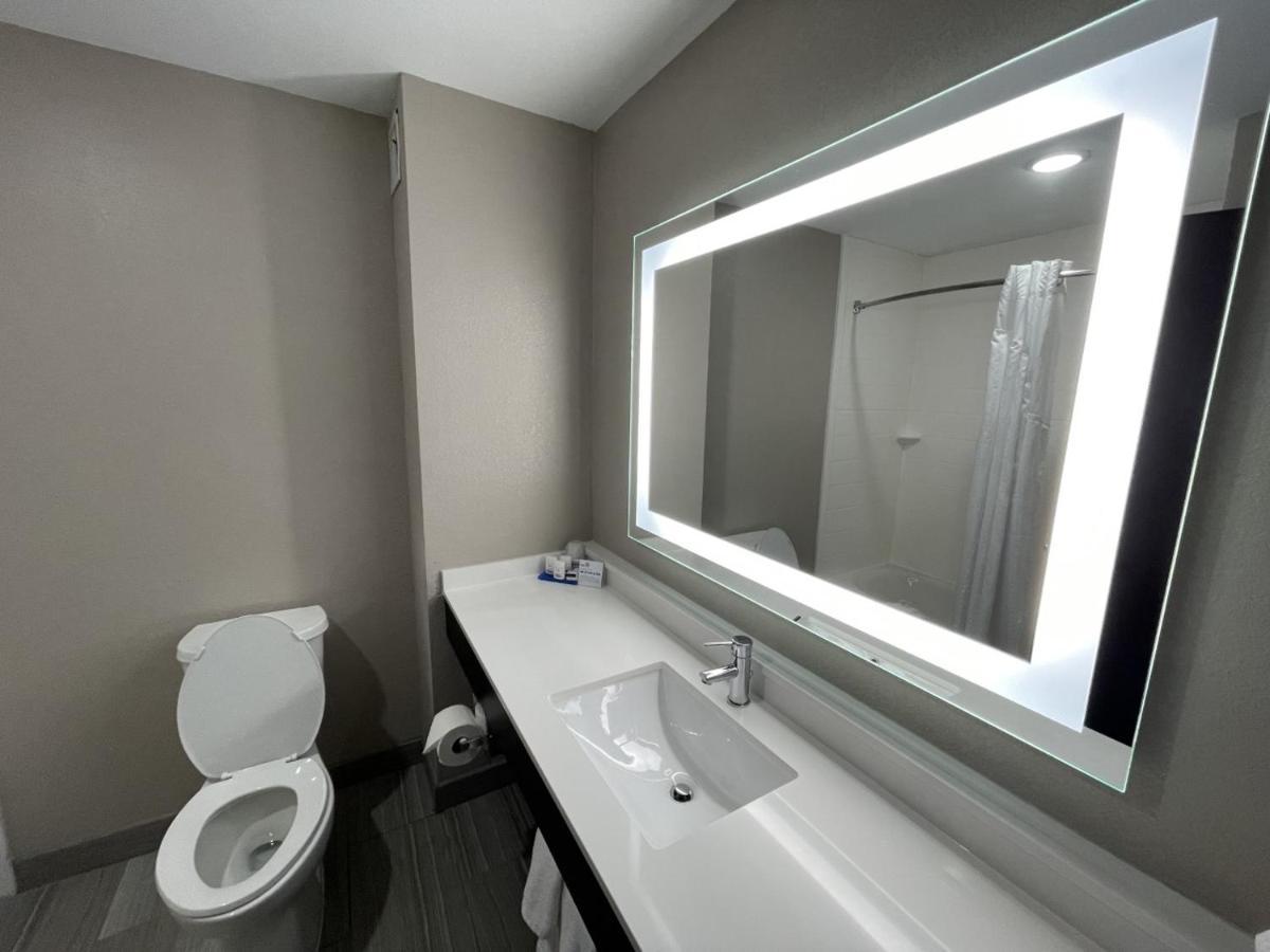 Holiday Inn Express Hotel And Suites Ada By Ihg Экстерьер фото