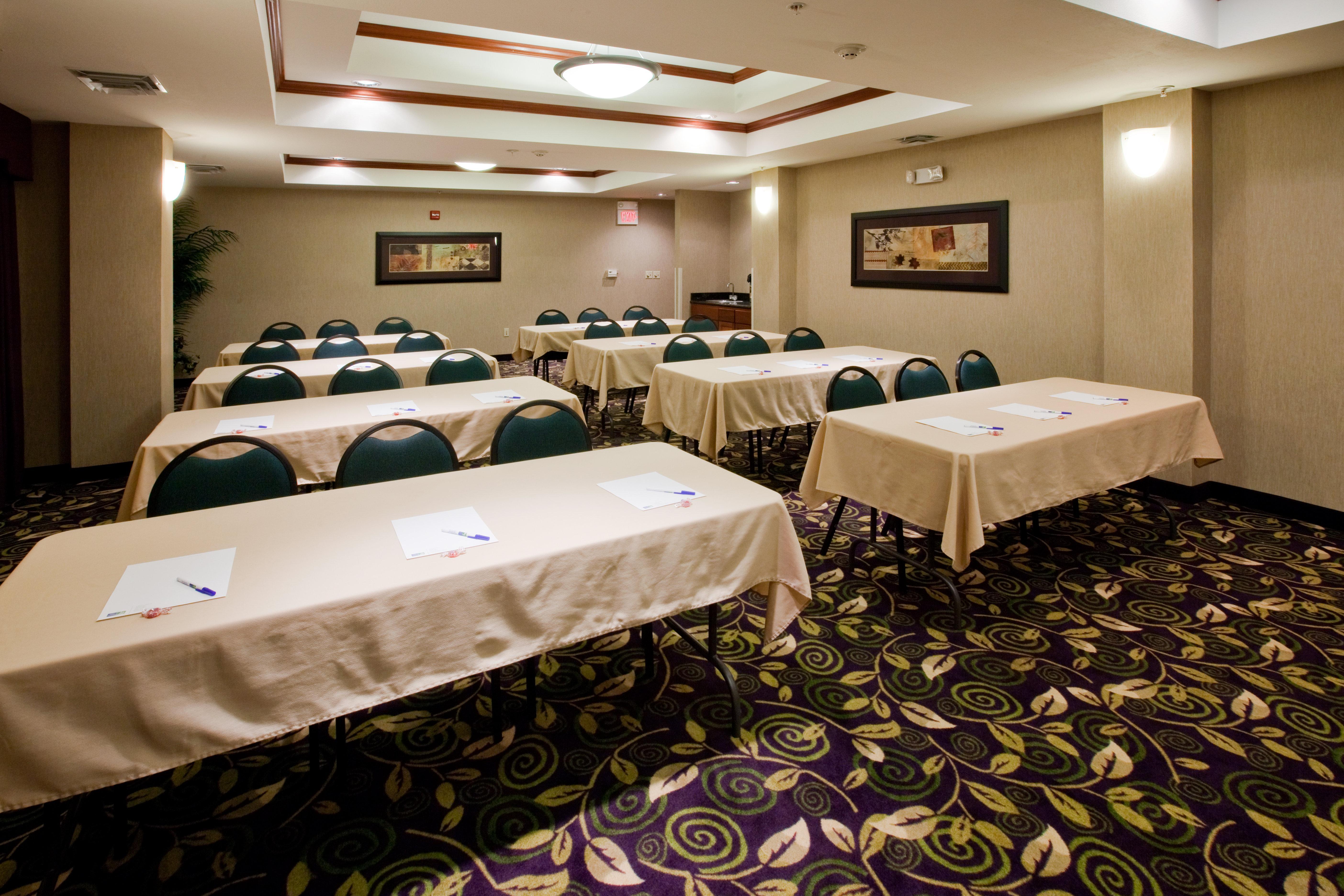 Holiday Inn Express Hotel And Suites Ada By Ihg Экстерьер фото