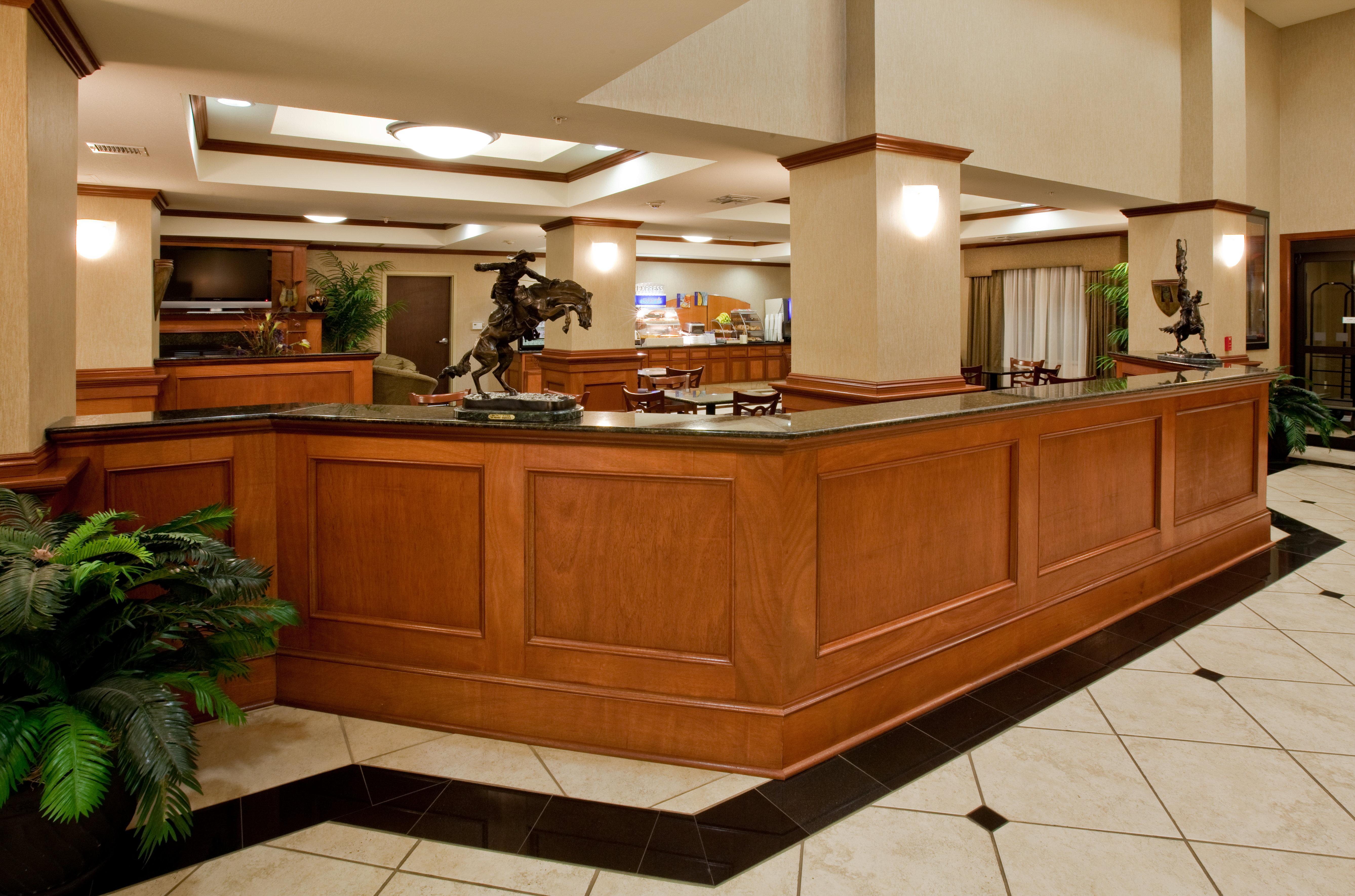 Holiday Inn Express Hotel And Suites Ada By Ihg Экстерьер фото
