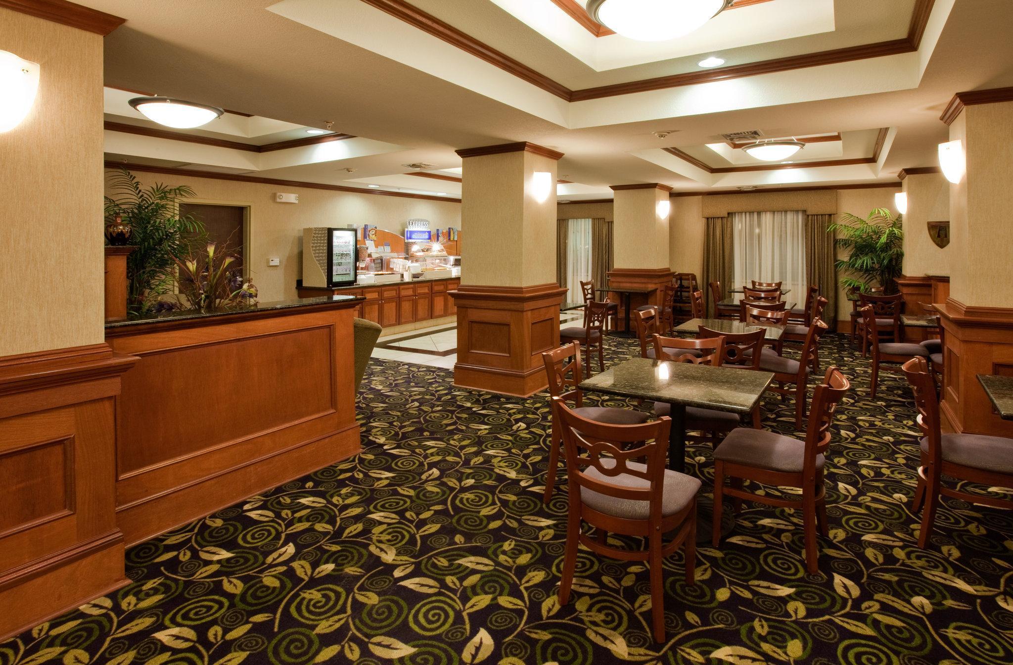 Holiday Inn Express Hotel And Suites Ada By Ihg Экстерьер фото
